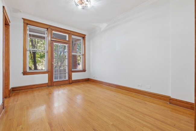 Building Photo - 823 N Hoyne Ave