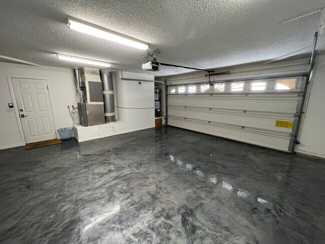 Building Photo - 590 W Pico Rd