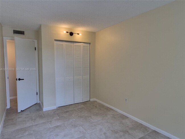 Building Photo - 6528 SW 41st Ct
