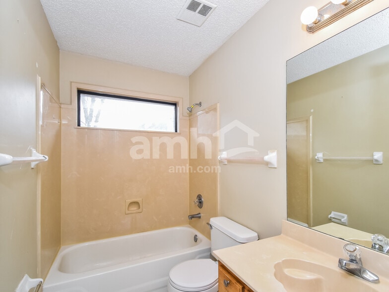 Building Photo - 1926 Bohemia Dr