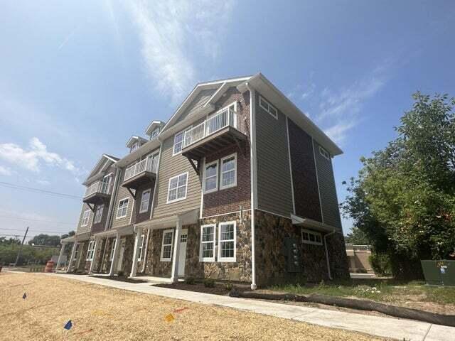 Primary Photo - 204 Grand Ave