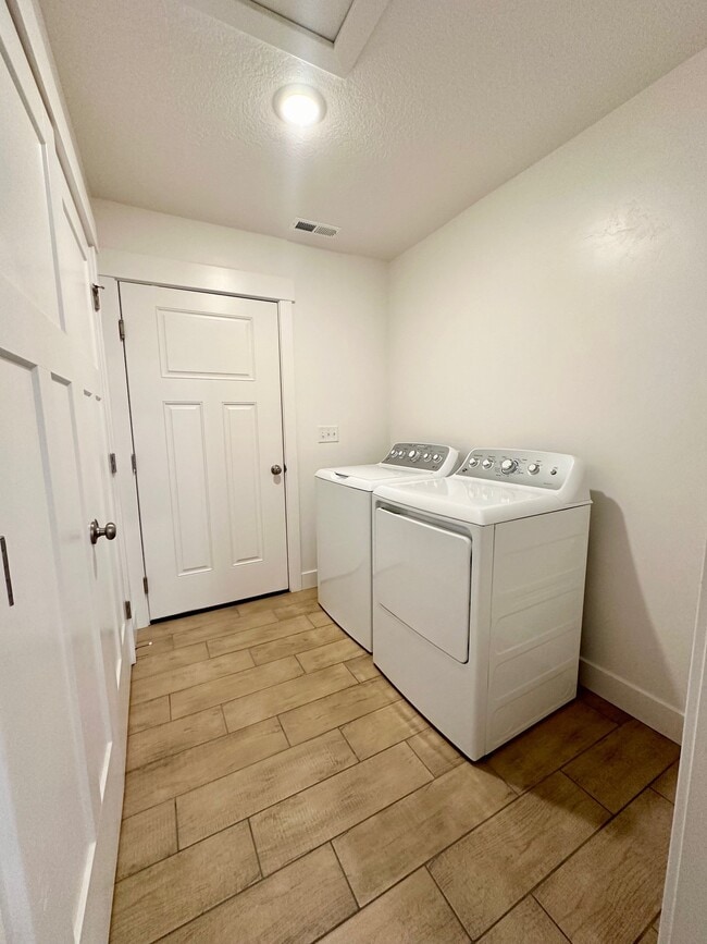 Building Photo - HC509