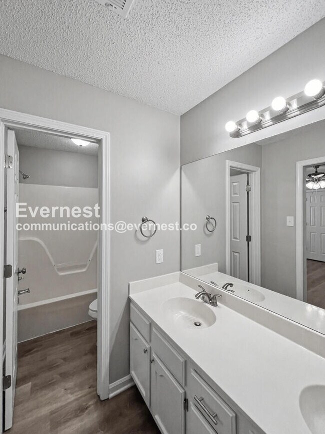 Building Photo - Limited Time Special Offer / 4 Bed, 2 Bath Home with Fenced Yard / Pet-Friendly / Available Now!