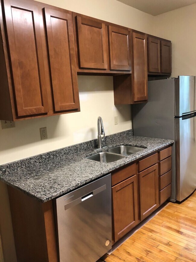 Building Photo - Second Floor 3 Bedroom Flat Available Augu...