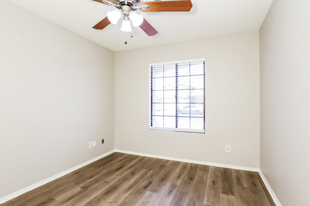Building Photo - 8727 W Sierra Vista Dr