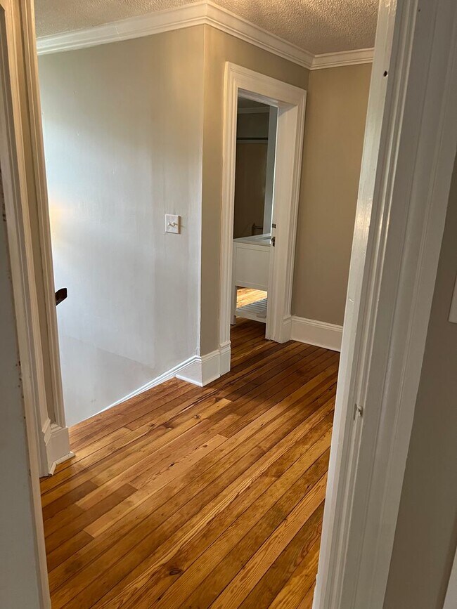 Building Photo - Historic Neighborhood - 3 BR / 1.5 BA