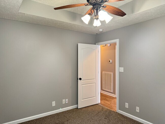 Building Photo - Cute 3 Bedroom Ranch in Fox Crossing! Conv...