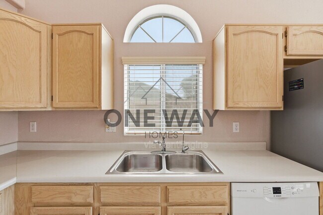 Building Photo - 819 E Cindy St