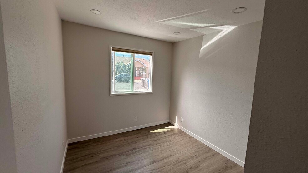 Front Bedroom - 505 Rose Ave
