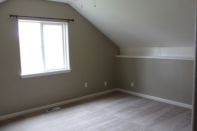 Building Photo - NE 4 Bedroom, 3 Bath, Gas Fireplace/Heat, ...