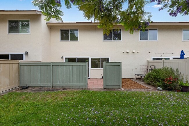 Building Photo - Updated Townhome in El Camino Club Estates!