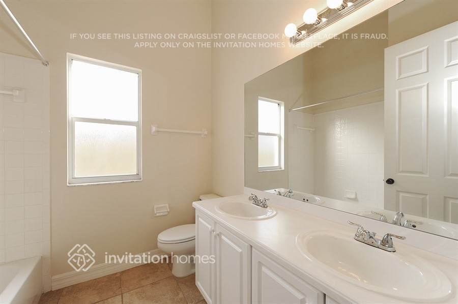 Building Photo - 10117 Vista Pointe Dr