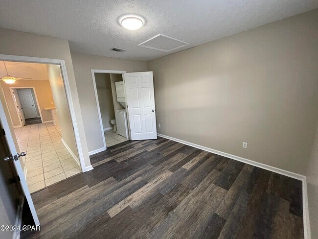 Building Photo - 7102 N Lagoon Dr