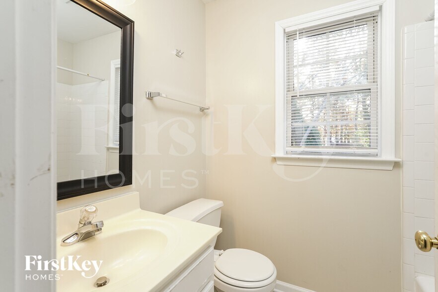 Building Photo - 3121 Southhampton Dr