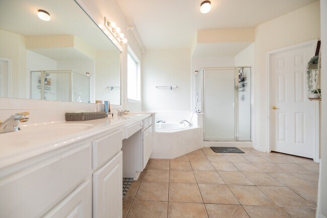 Building Photo - 1823 Blue Water Bay Dr