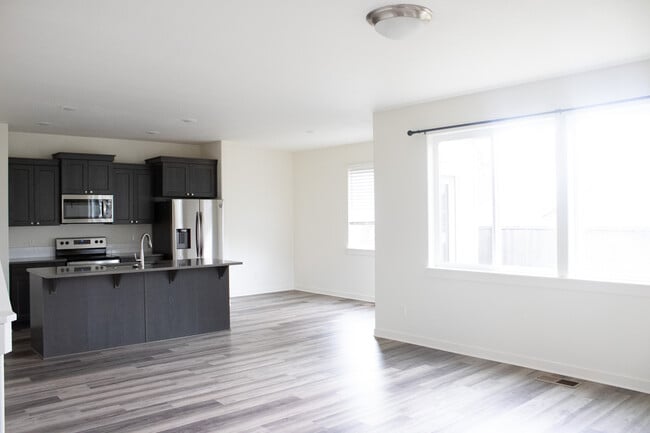 Building Photo - 289 NE Arrowhead Dr