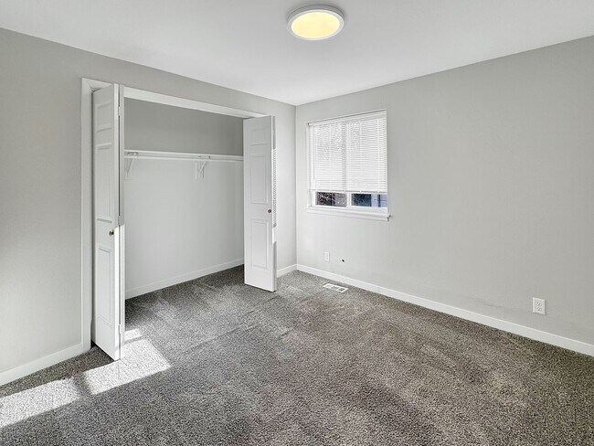 Building Photo - 7053-7055 W Ustick Rd