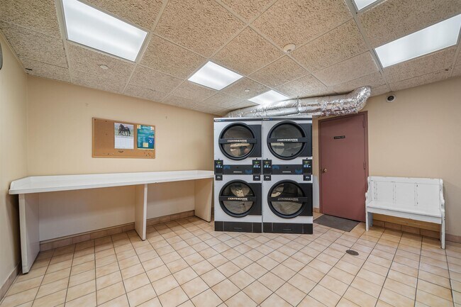 Building Photo - 100 E Palisade Ave