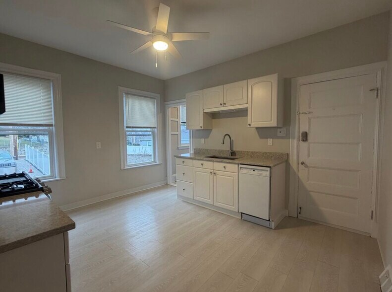 Building Photo - 10 Lambert Ave