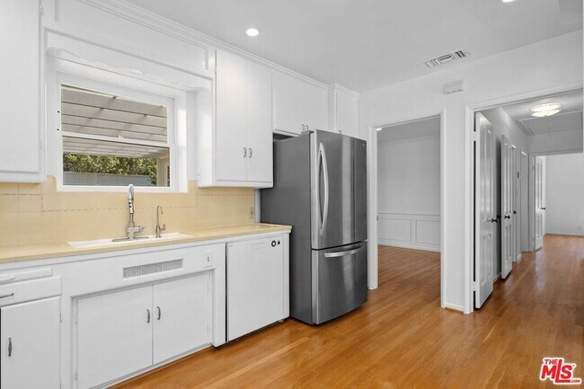 Building Photo - 513 Arbramar Ave