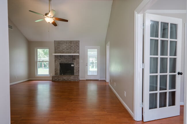 Building Photo - 122 Longleaf Cir