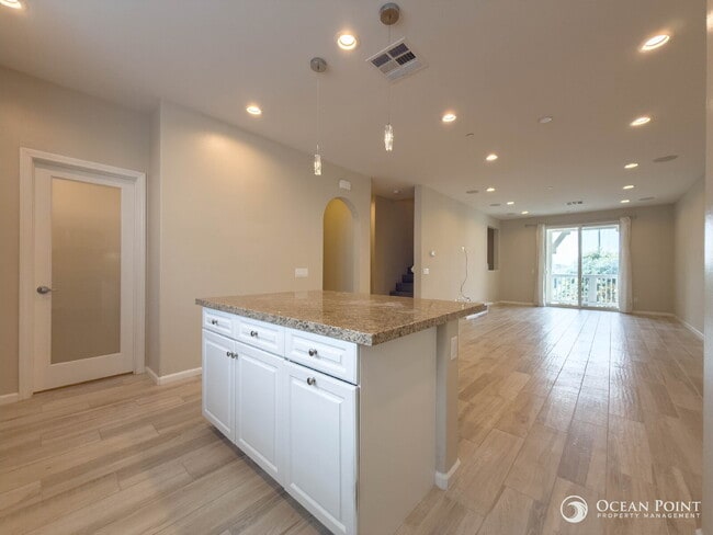 Building Photo - 3 Bedroom Condo for Rent in Oxnard by the ...