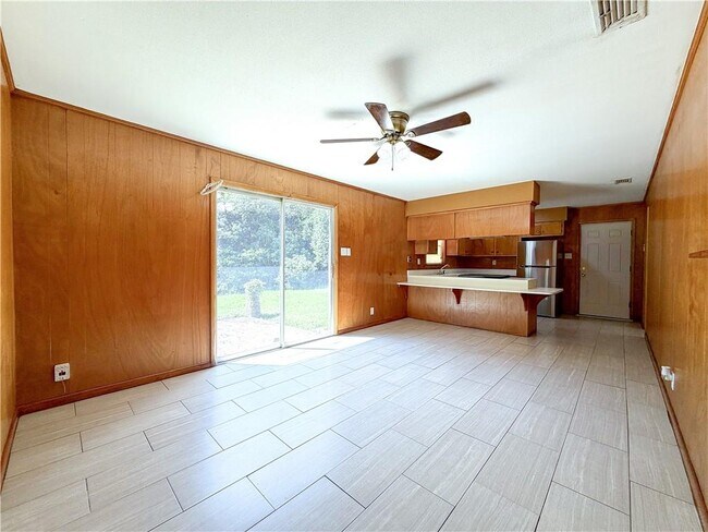 Building Photo - 1254 Lake Cir Dr W