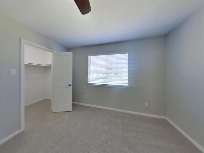 Building Photo - 3607 Lakeaires Ln