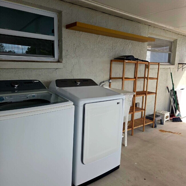 Building Photo - This gorgeous 2/1 house has been remodeled gourmet chef's kitchen, shaker cabinets, granite count...