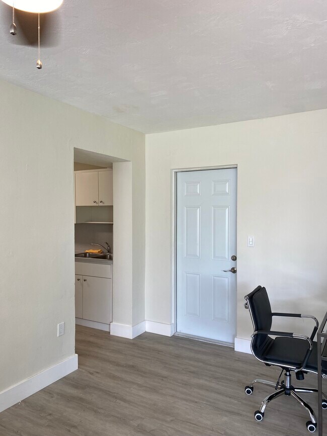 Building Photo - 3021 SW 78th Ct