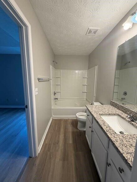 Ensuite bathroom - 753 Georgetown Ct