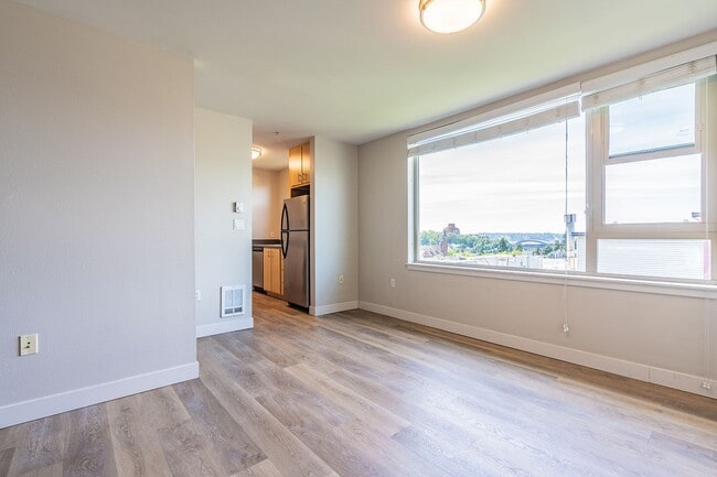 Building Photo - Huge Central Area Studio with PARKING and ...