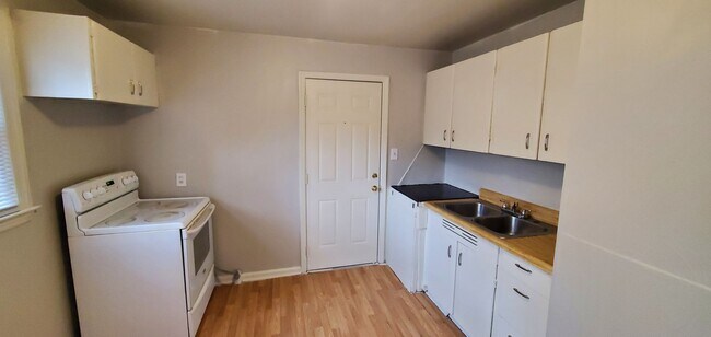 Building Photo - 2 Bedroom 1 Bathroom House!