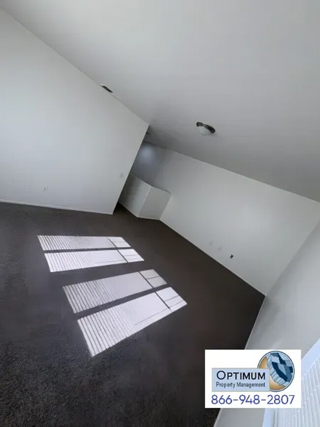 Building Photo - Beautiful 5 Bedroom, 3 Bathroom Two-Story Home with Loft & Spacious Backyard