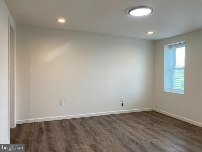 Building Photo - 920 Young St