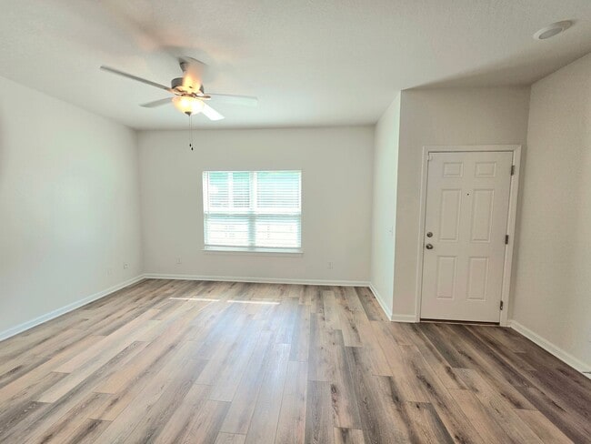 Building Photo - Spacious 2-Bedroom Duplex
