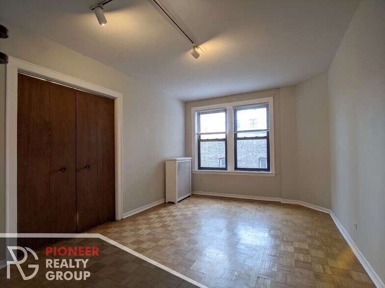 Building Photo - 737 W Belmont Ave