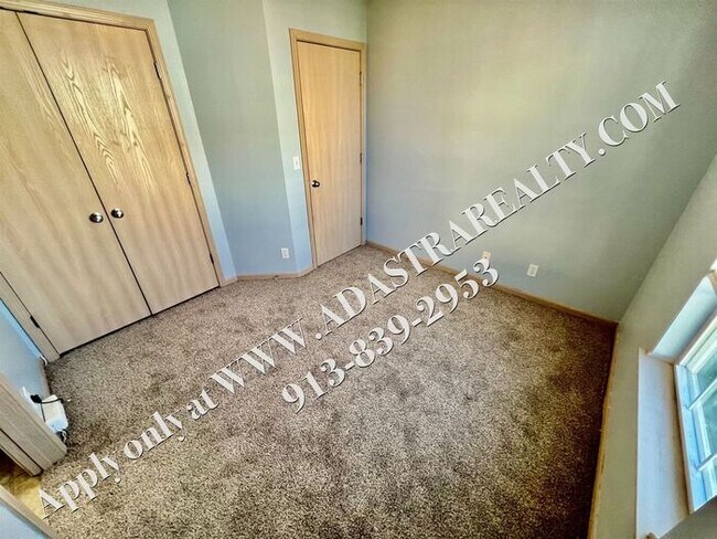 Building Photo - Spacious 3 Bed, 2 Bath, 2 Half Bath Townhome in Lee's Summit-Available NOW!!