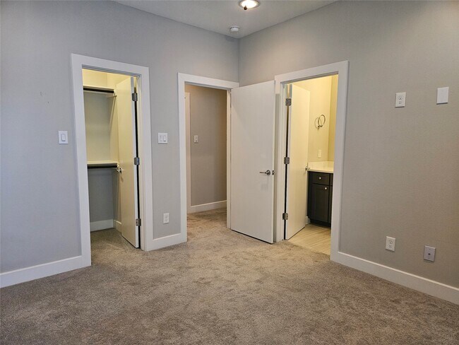 Building Photo - 2621 Hutchins St