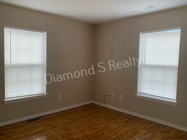 Building Photo - 3 Bedrooms / 1 Bath!  Cute and Charming Home Available Early May!