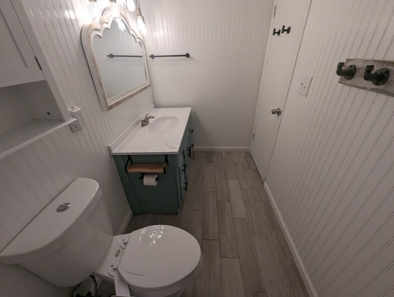 Full Bathroom - 1993 Washington St E