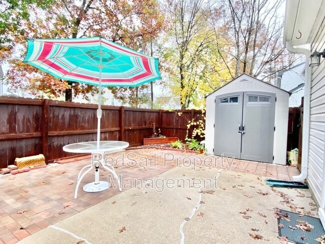 Building Photo - 211 Crestwood Ct