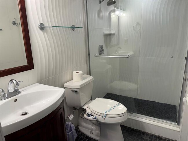 Building Photo - 1319 E Hillsboro Blvd