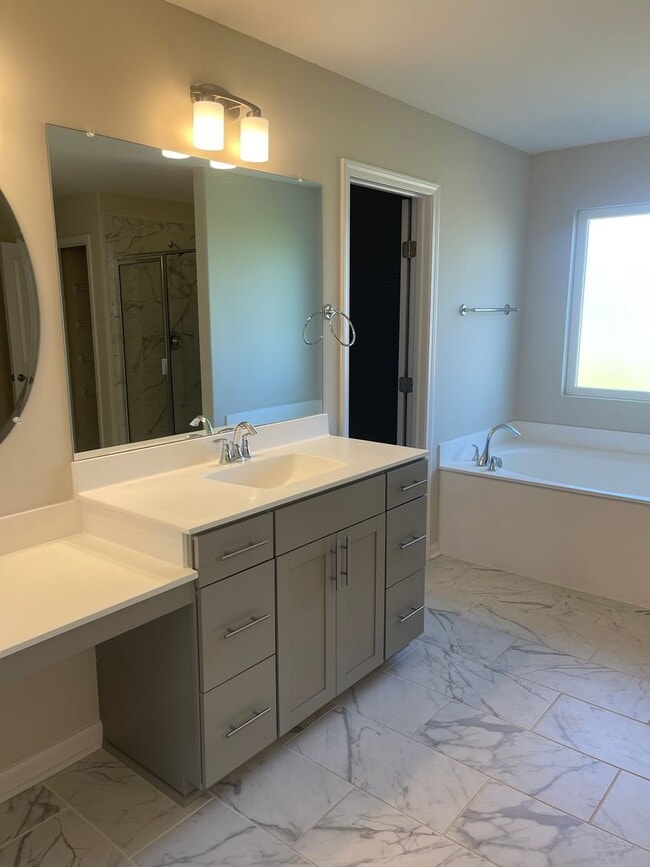 Building Photo - Stunning well kept 4 bed/ 3 bath home!