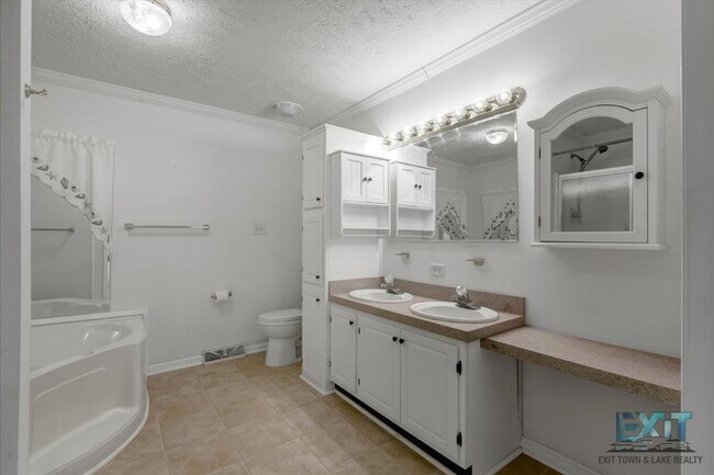 Building Photo - Welcome to this 3 Bedroom, 2 Bath Home in Wildwood Point!