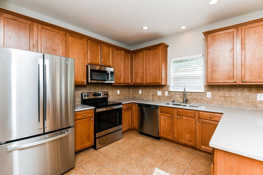 Building Photo - 6910 Shore Breeze Ct