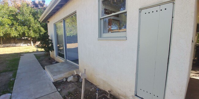 Building Photo - Studio backhouse in a quiet neighborhood.