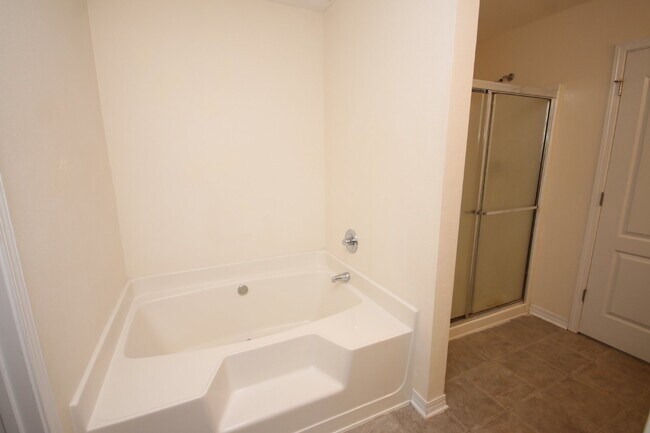Building Photo - Spacious 4BR Home in Robin's Ridge with Soaring Ceilings, Guest Suite & Two-Car Garage