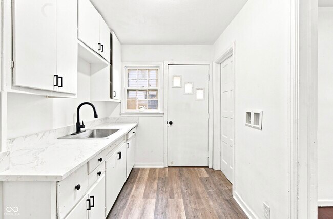 Building Photo - 3429 Kinnear Ave