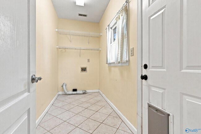 Building Photo - 146 Leathertree Ln